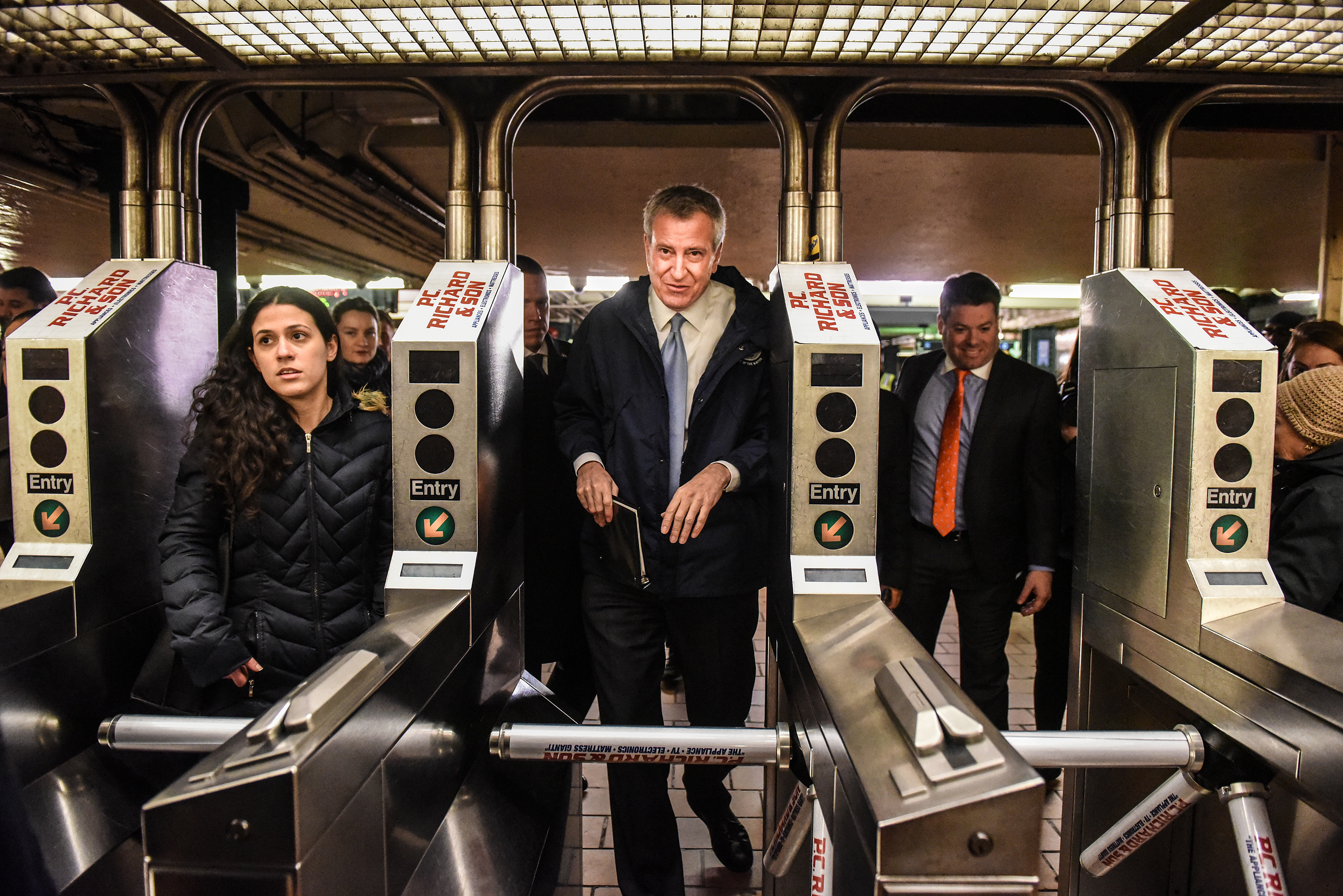 Mayor Bill de Blasio exits the subway station after making an announcement on discount MetroCards in Harlem in NY, NY, U.S., on January 4, 2019. (Stephanie Keith for The New York Times)